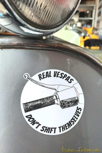 Aufkleber "Real Vespas don't shift themselves!"